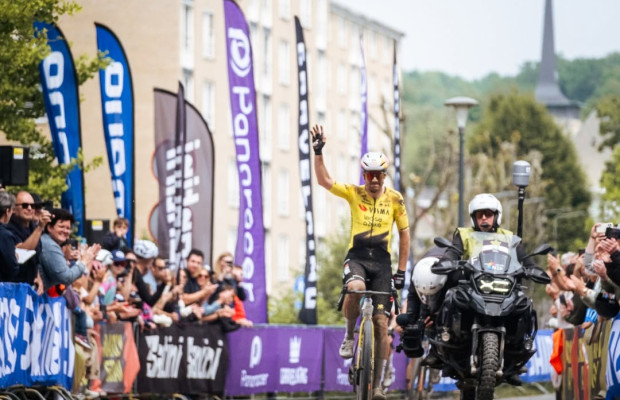 Van Aert reappears after Roubaix with a great victory in gravel