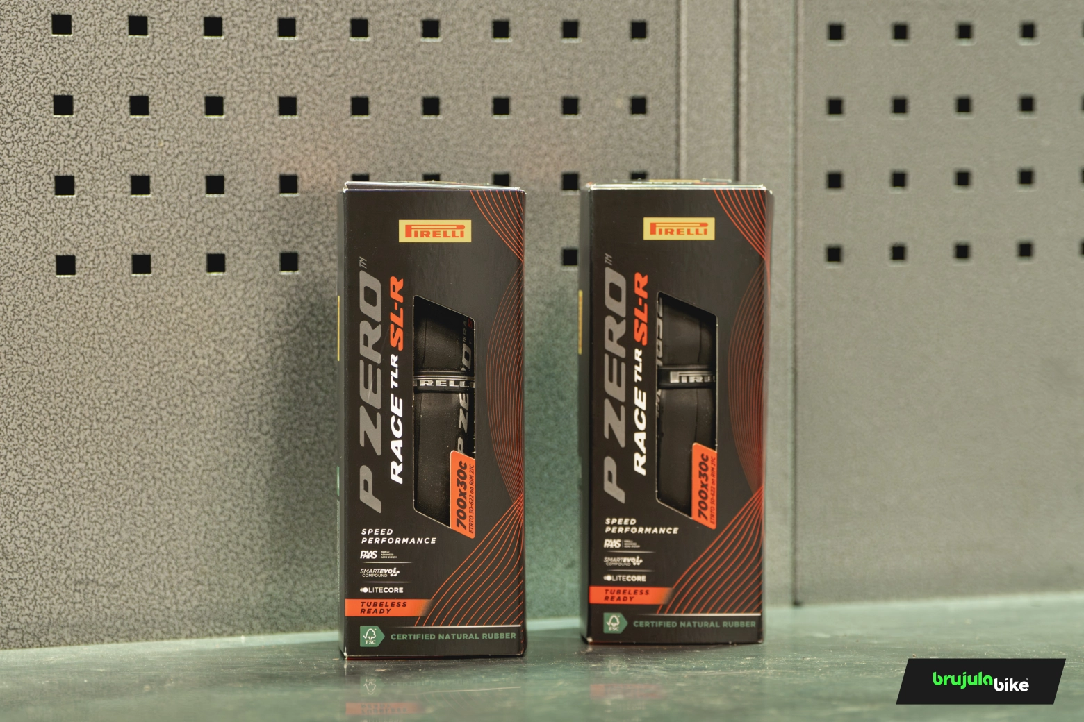 Probamos el nuevo Pirelli P Zero Race TLR SL-R: el neumático más rápido y aerodinámico jamás fabricado por la marca