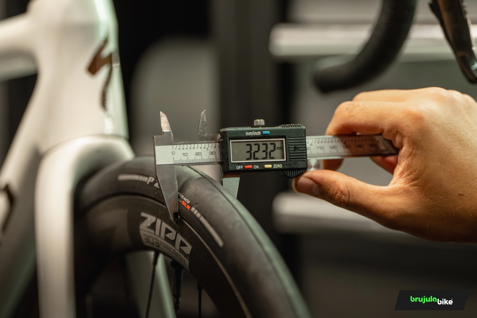 Probamos el nuevo Pirelli P Zero Race TLR SL-R: el neumático más rápido y aerodinámico jamás fabricado por la marca
