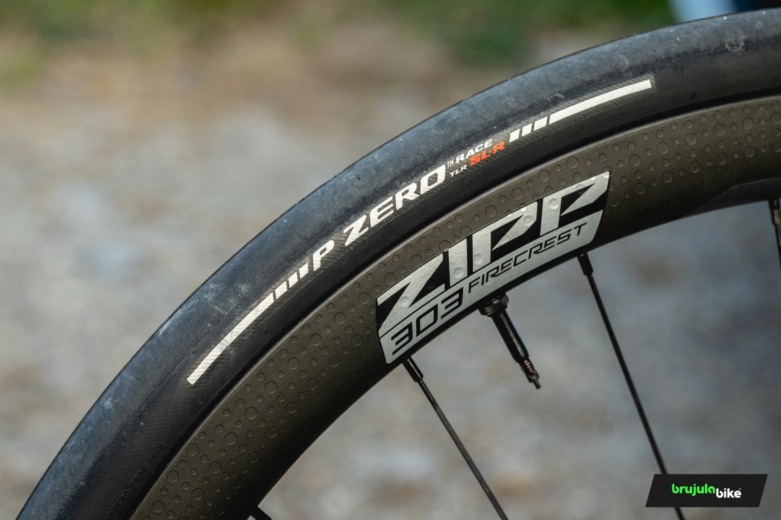Probamos el nuevo Pirelli P Zero Race TLR SL-R: el neumático más rápido y aerodinámico jamás fabricado por la marca