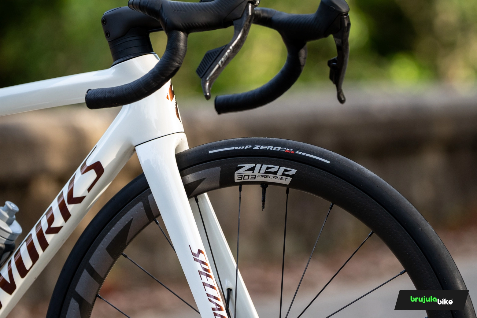 Probamos el nuevo Pirelli P Zero Race TLR SL-R: el neumático más rápido y aerodinámico jamás fabricado por la marca