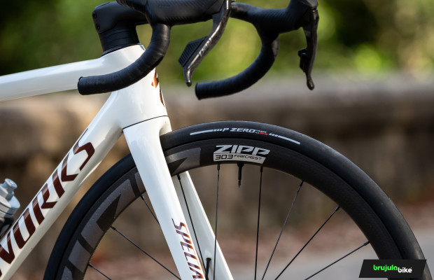 Probamos el nuevo Pirelli P Zero Race TLR SL-R: el neumático más rápido y aerodinámico jamás fabricado por la marca
