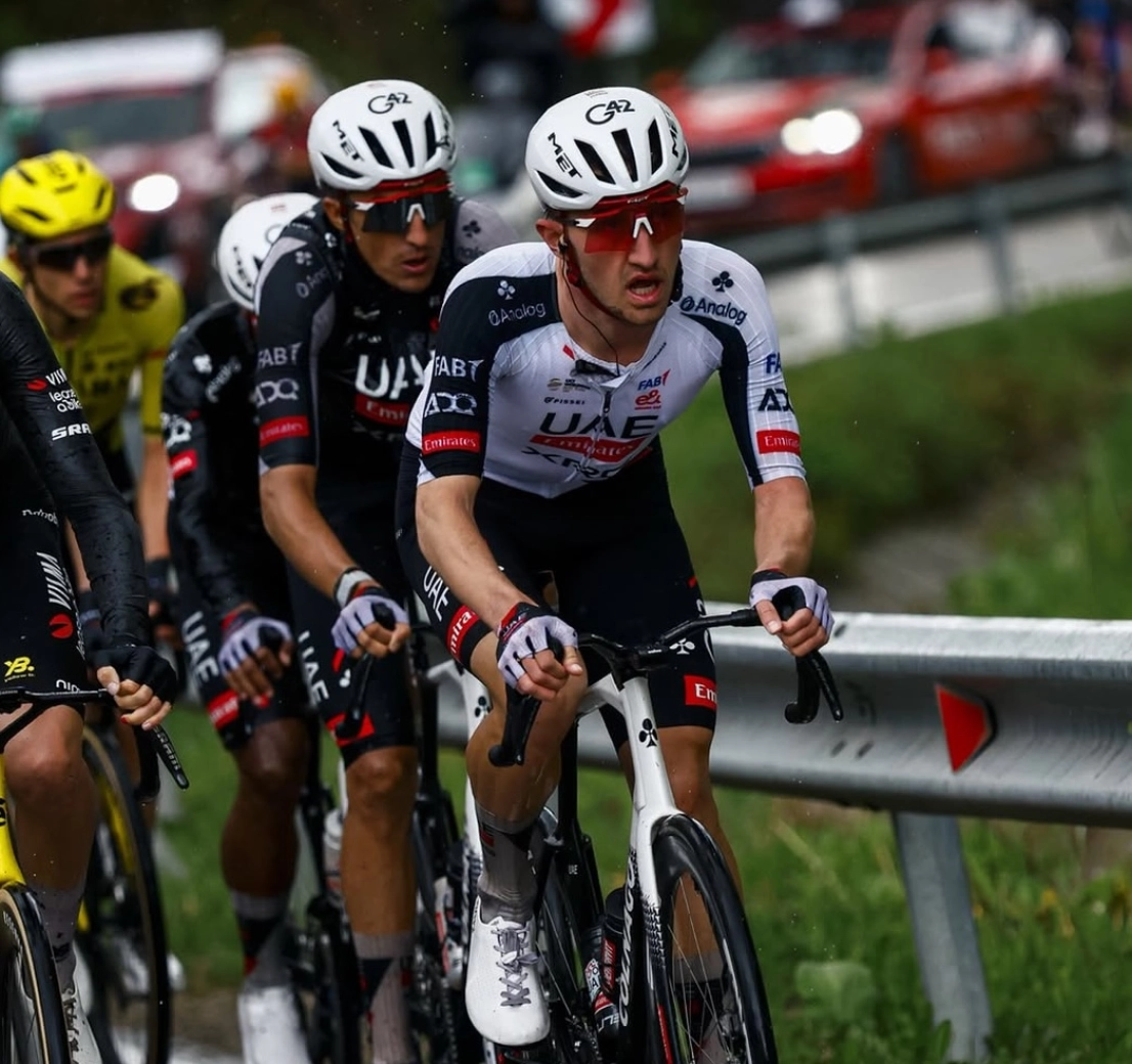 “Un día de lluvia y ruedas de crono parece una decisión extraña”: UAE vuelve a estar en el foco por sus neumáticos tras la oleada de caídas en el Giro