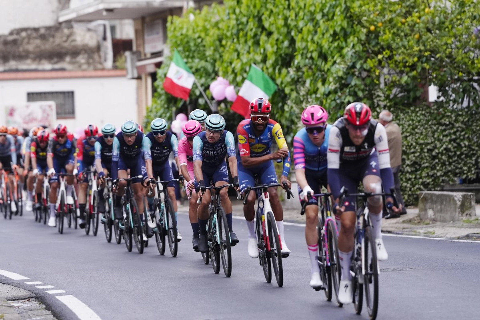 Ballerini gana en Nápoles tras otra caída final en el Giro