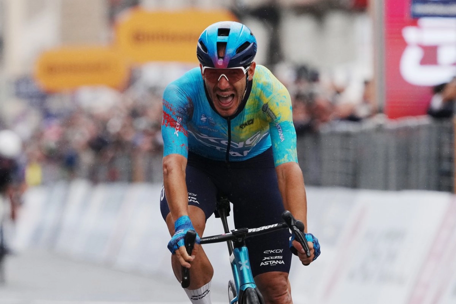 Ballerini gana en Nápoles tras otra caída final en el Giro