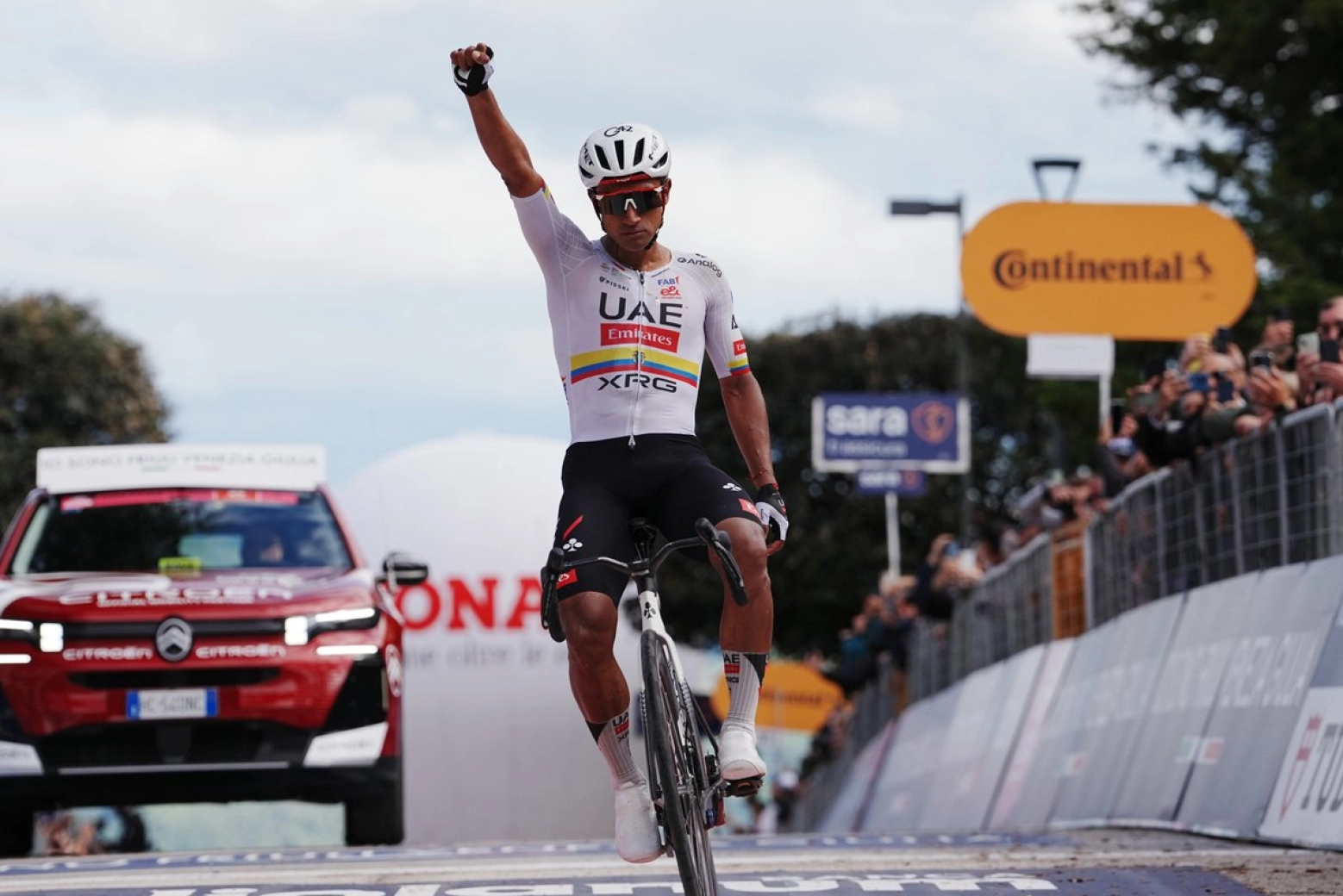 Narváez firma su segunda victoria en el Giro con una exhibición en los muros de Fermo
