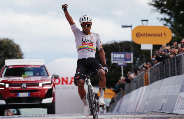 Narváez claims his second victory in the Giro with a display on the walls of Fermo