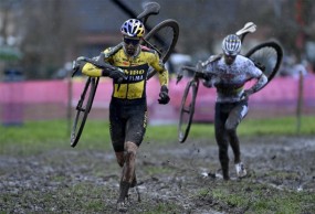 Van Aert beats Van der Poel at the CX World Cup in Dendermonde