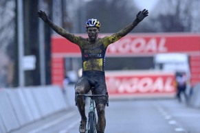 Van Aert beats Van der Poel at the CX World Cup in Dendermonde