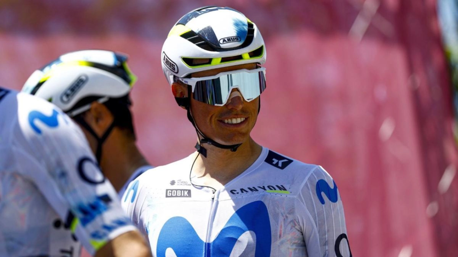 Enric Mas descubre en pleno Giro que estaba usando el maillot femenino de Movistar
