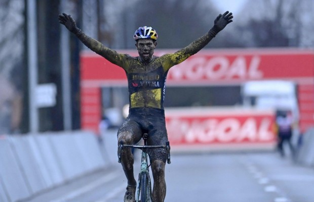 Van Aert beats Van der Poel at the CX World Cup in Dendermonde