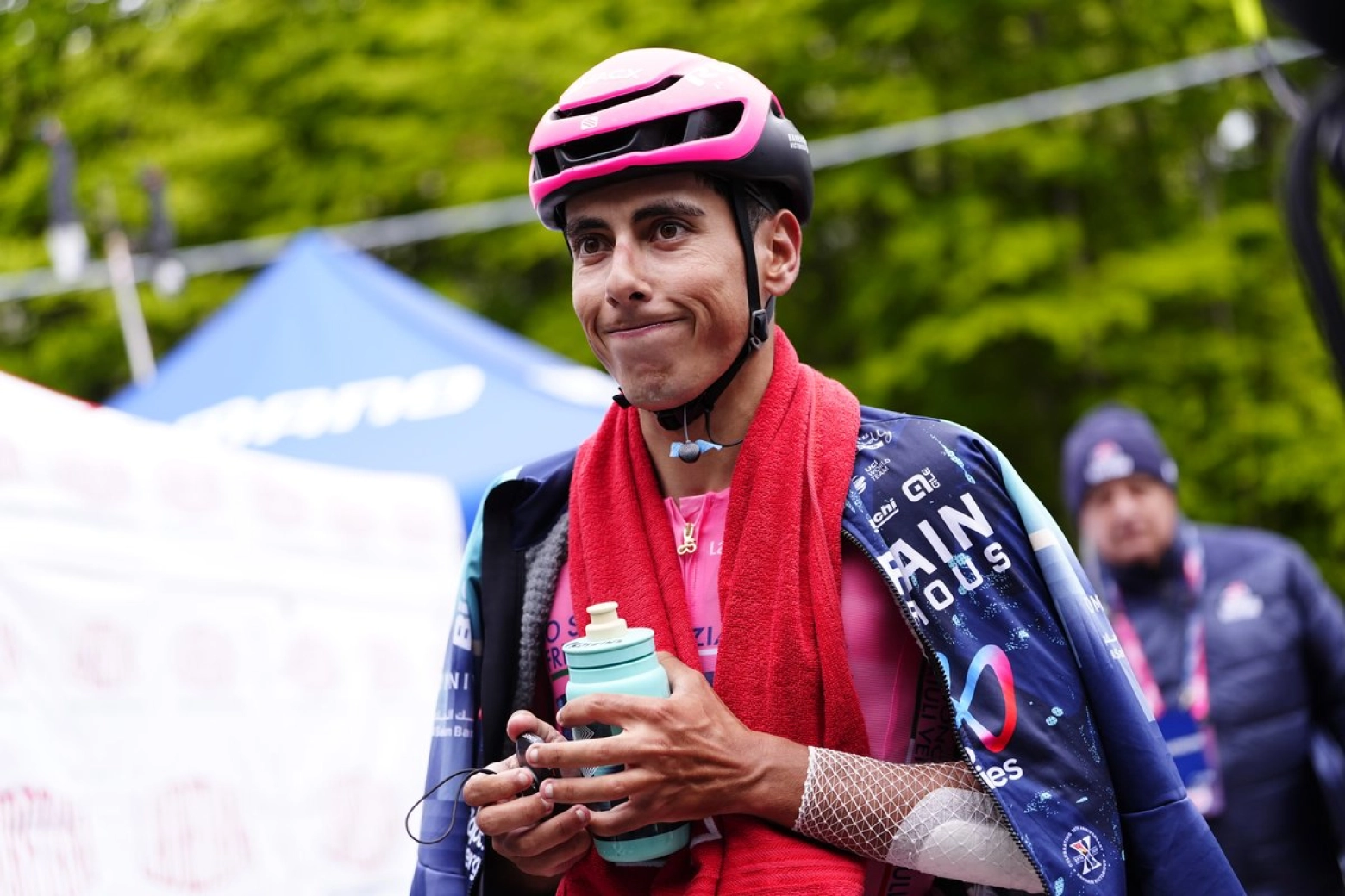 Interdit d'uriner dans le bidon et de les jeter au public : le Giro avertit les cyclistes