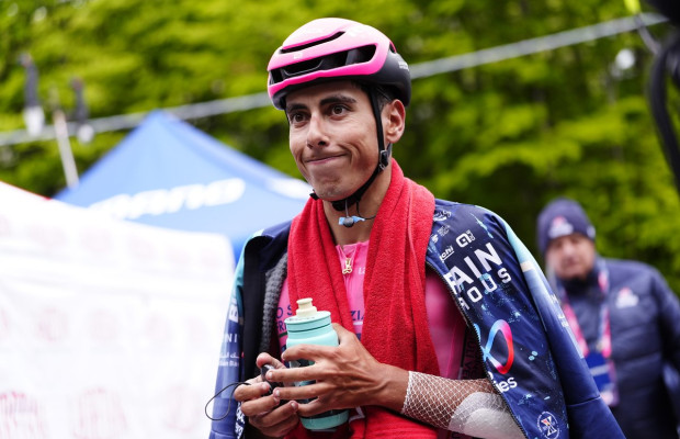 Interdit d'uriner dans le bidon et de les jeter au public : le Giro avertit les cyclistes