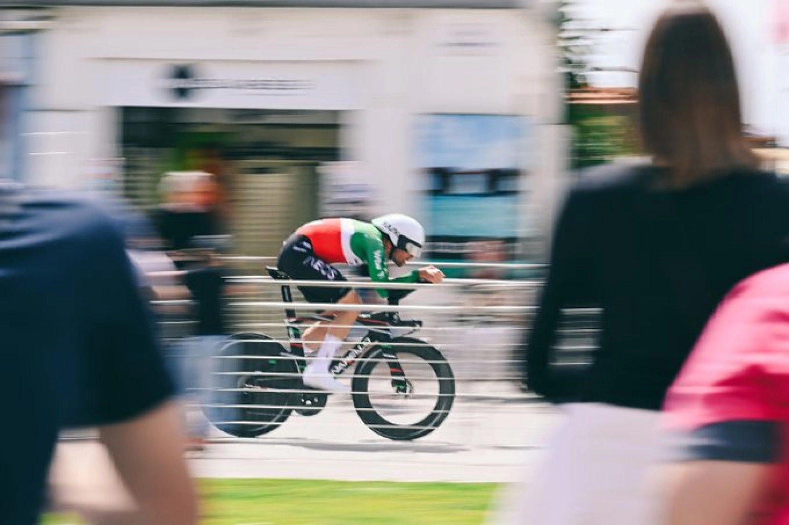 Ganna arrasa en la crono del Giro y Eulálio salva el rosa por solo 20 segundos