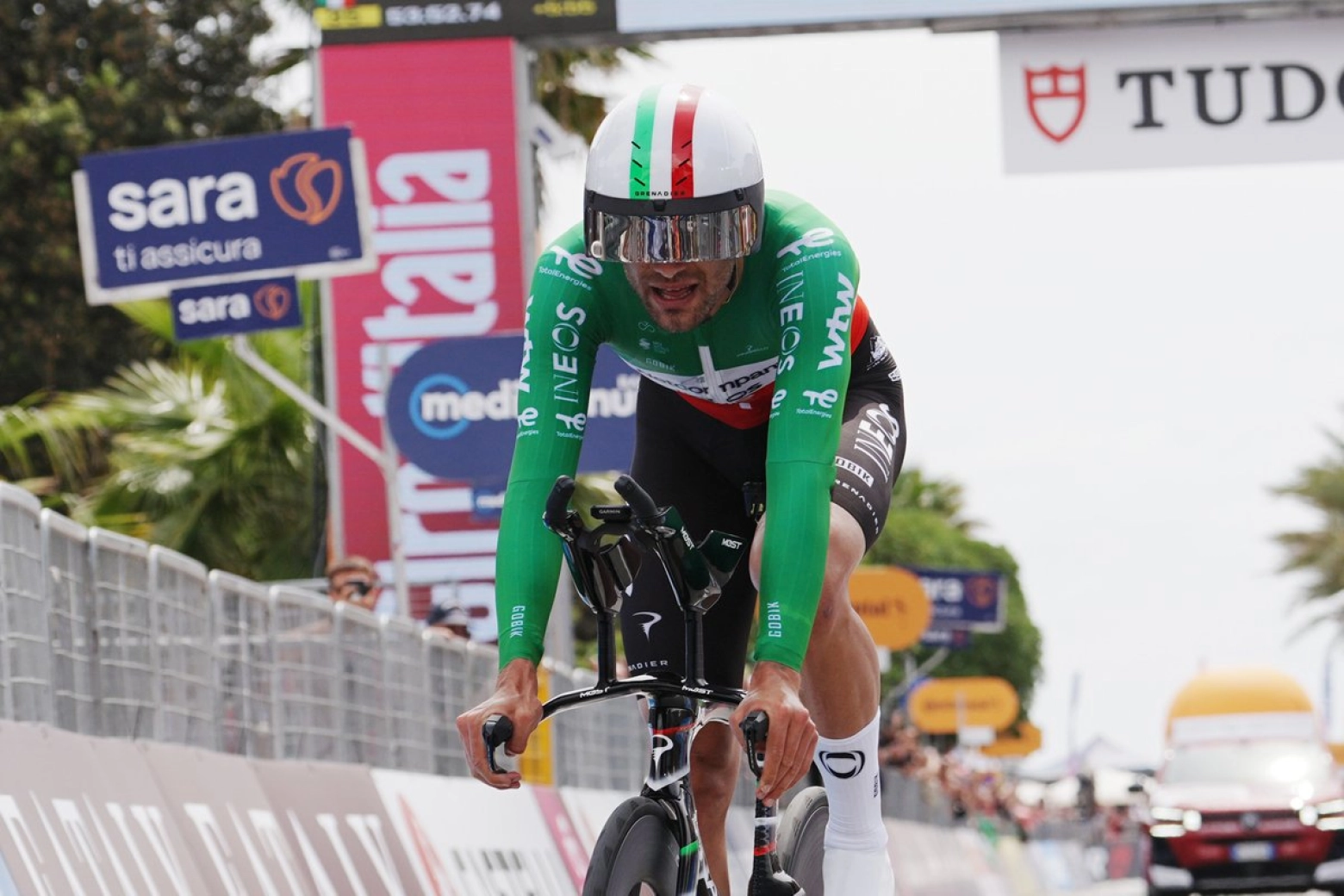 Ganna arrasa en la crono del Giro y Eulálio salva el rosa por solo 20 segundos