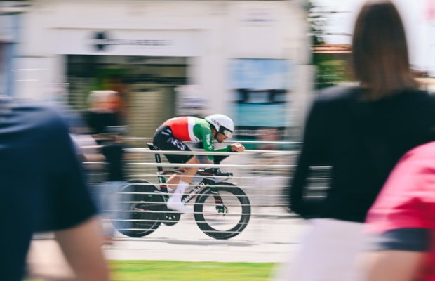 Ganna arrasa en la crono del Giro y Eulálio salva el rosa por solo 20 segundos