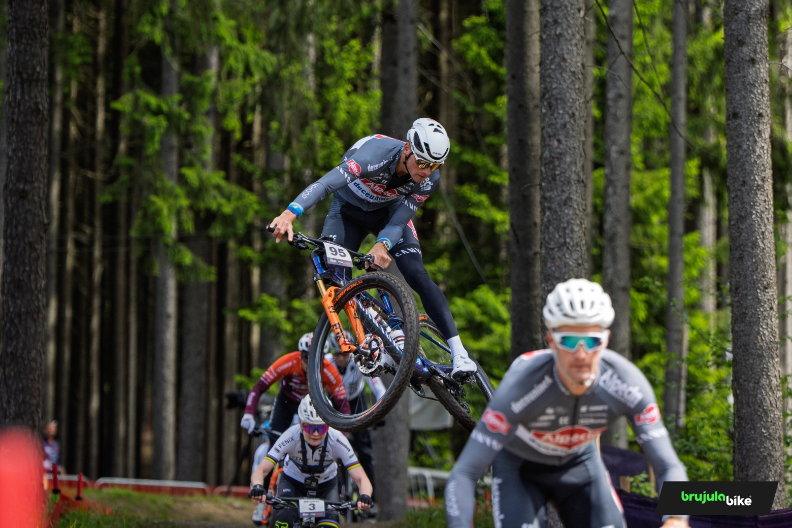 Van der Poel se cae de Nove Mesto a última hora y no habrá duelo con Pidcock