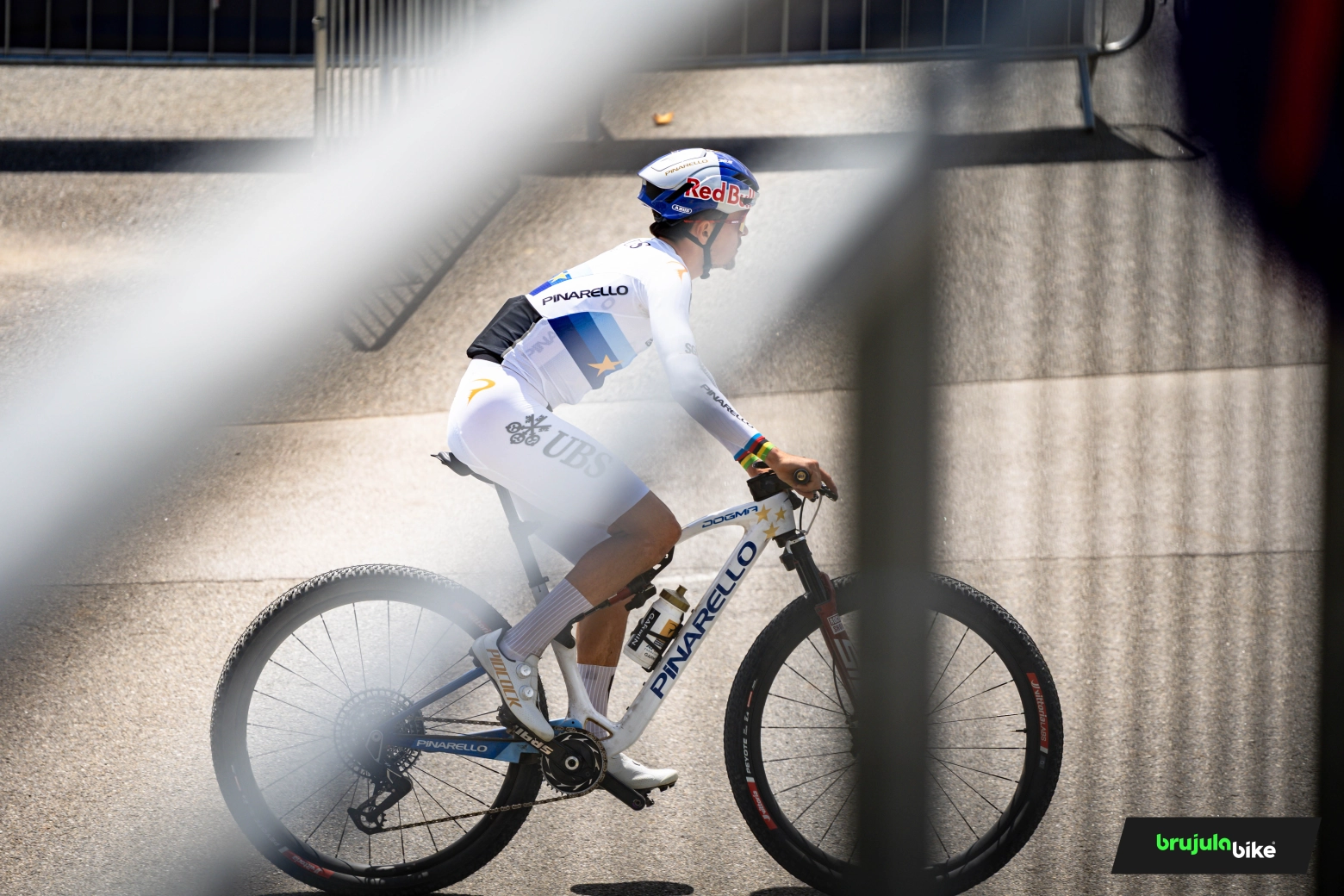 Pidcock estrena ruedas y los colores de campeón de Europa en su nueva Pinarello DOGMA XC
