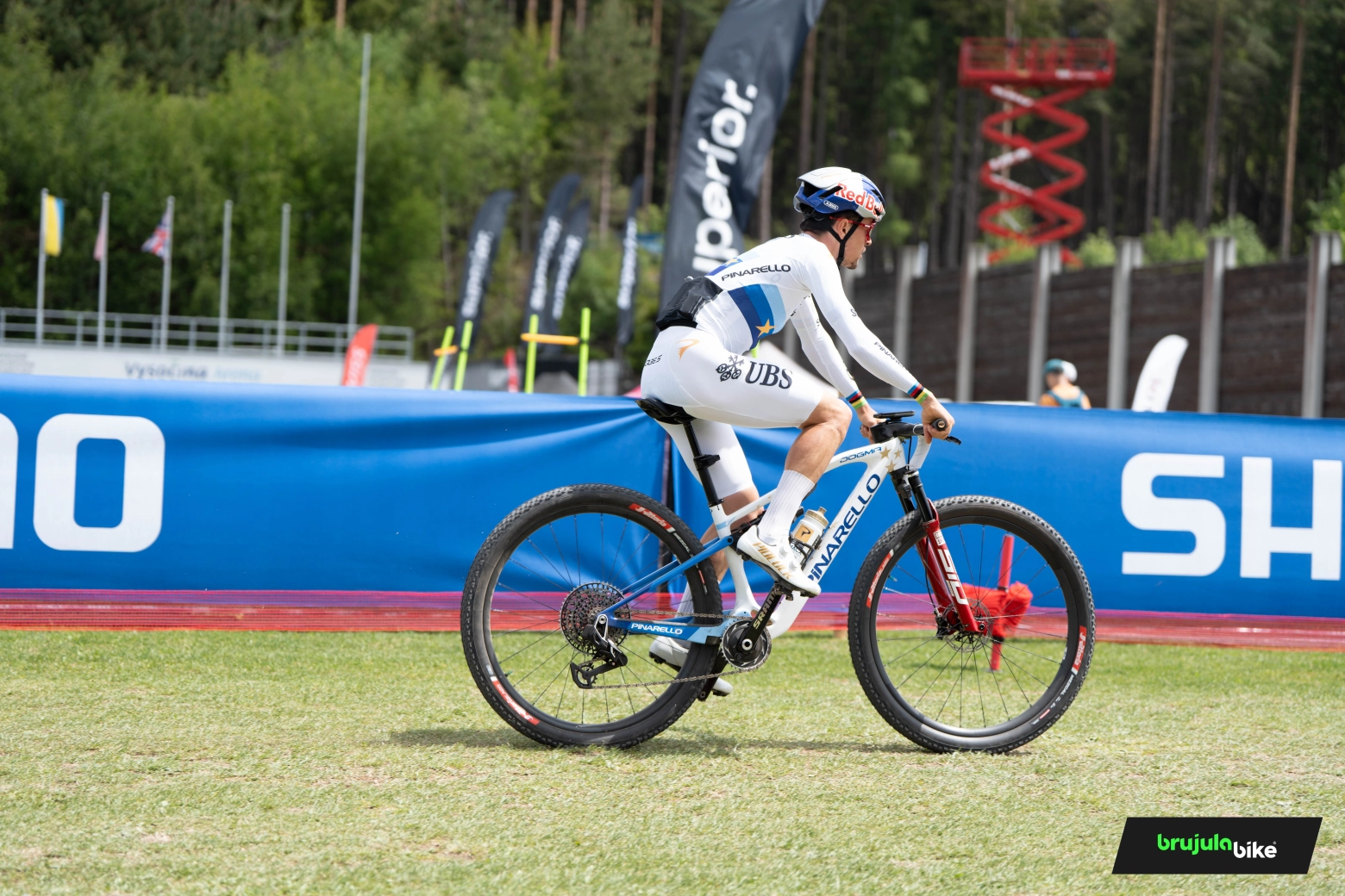 Pidcock estrena ruedas y los colores de campeón de Europa en su nueva Pinarello DOGMA XC