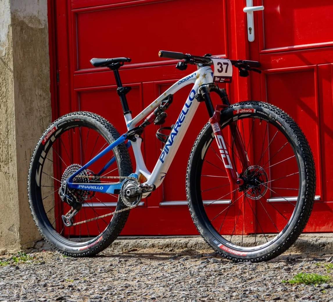 Pidcock debuts new wheels and the colors of European champion on his new Pinarello DOGMA XC