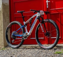 Pidcock debuts new wheels and the colors of European champion on his new Pinarello DOGMA XC