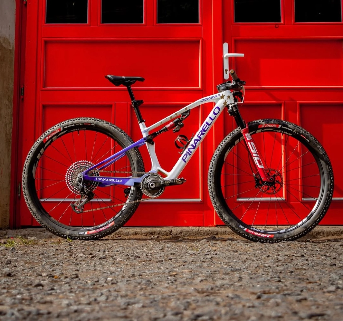 Pidcock debuts new wheels and the colors of European champion on his new Pinarello DOGMA XC