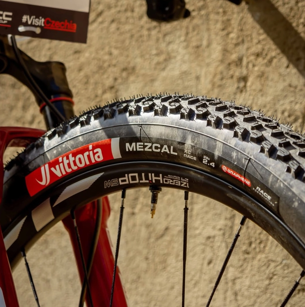 Pidcock estrena ruedas y los colores de campeón de Europa en su nueva Pinarello DOGMA XC
