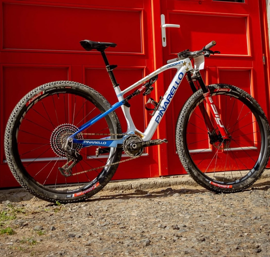 Pidcock estrena ruedas y los colores de campeón de Europa en su nueva Pinarello DOGMA XC