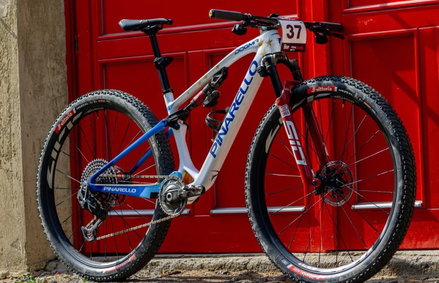 Pidcock debuts new wheels and the colors of European champion on his new Pinarello DOGMA XC