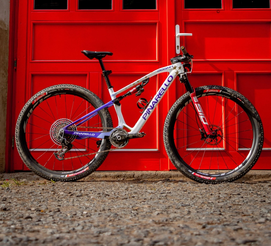 Pidcock estrena ruedas y los colores de campeón de Europa en su nueva Pinarello DOGMA XC