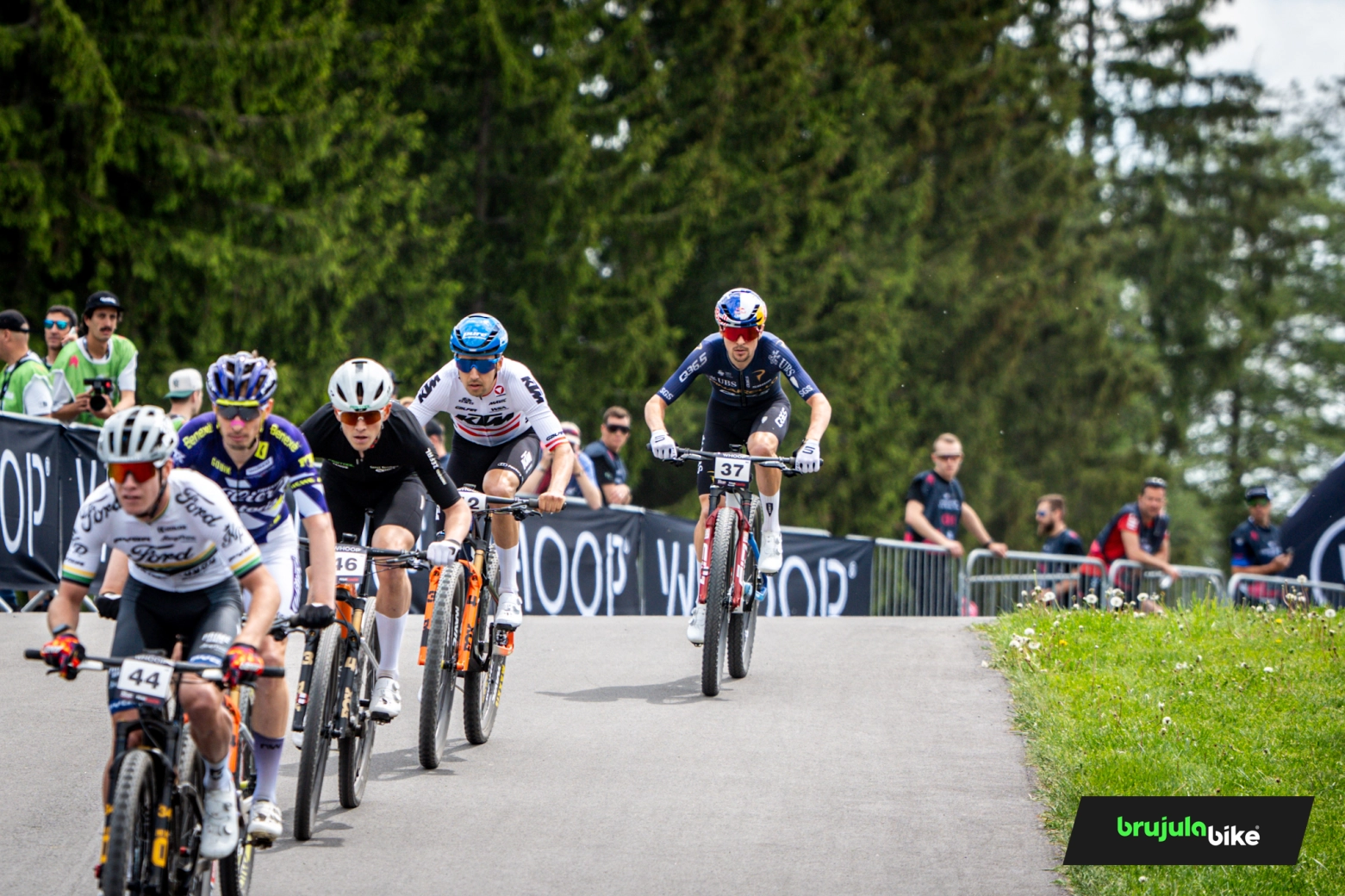 Mathis Azzaro fulmina a Tom Pidcock en el Short Track de Nove Mesto