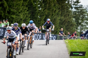 Mathis Azzaro strikes down Tom Pidcock in the Short Track of Nove Mesto
