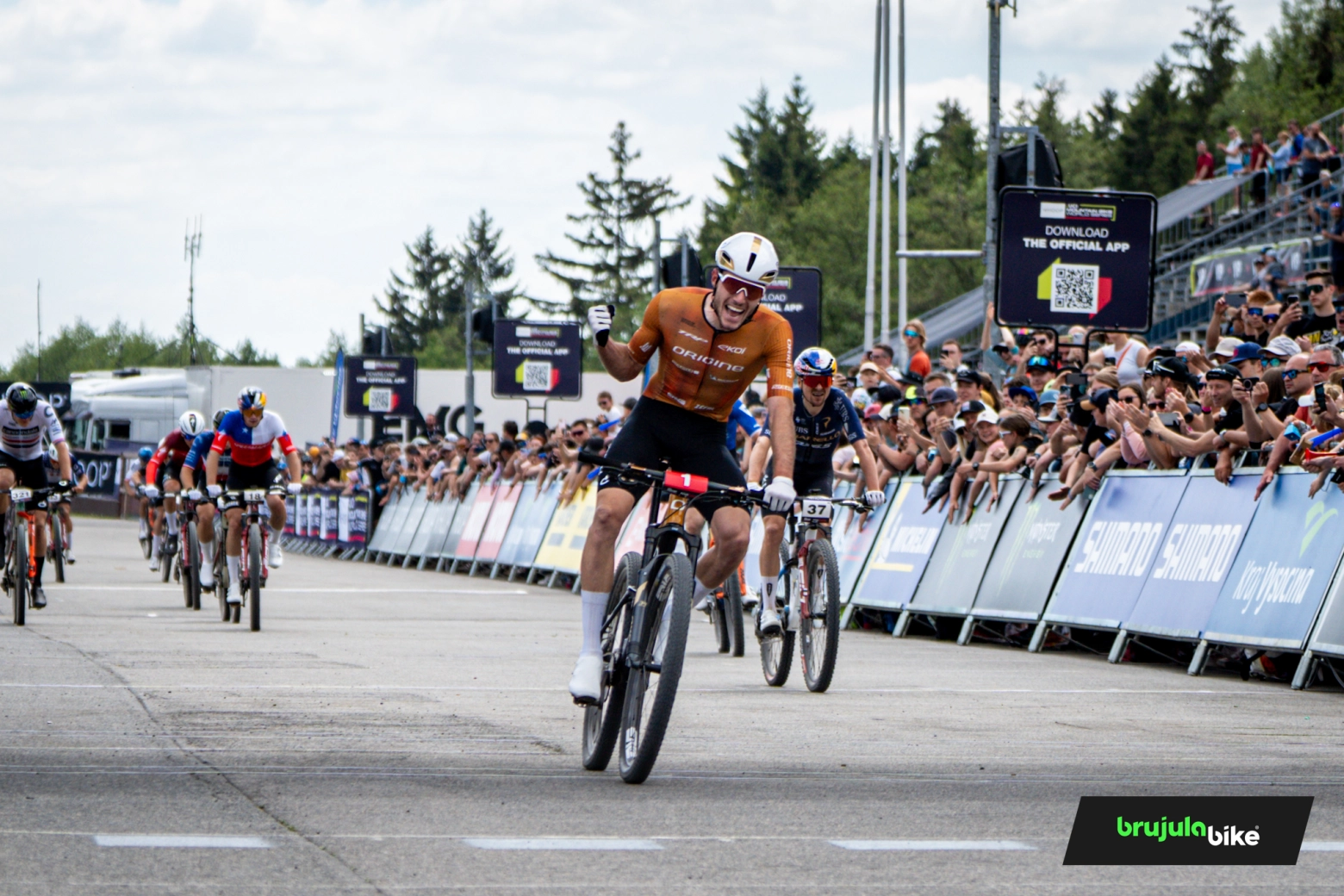 Mathis Azzaro fulmina Tom Pidcock no Short Track de Nove Mesto
