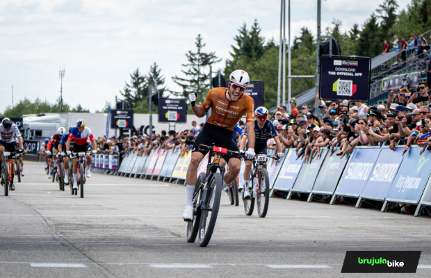 Mathis Azzaro foudroie Tom Pidcock lors du Short Track de Nove Mesto