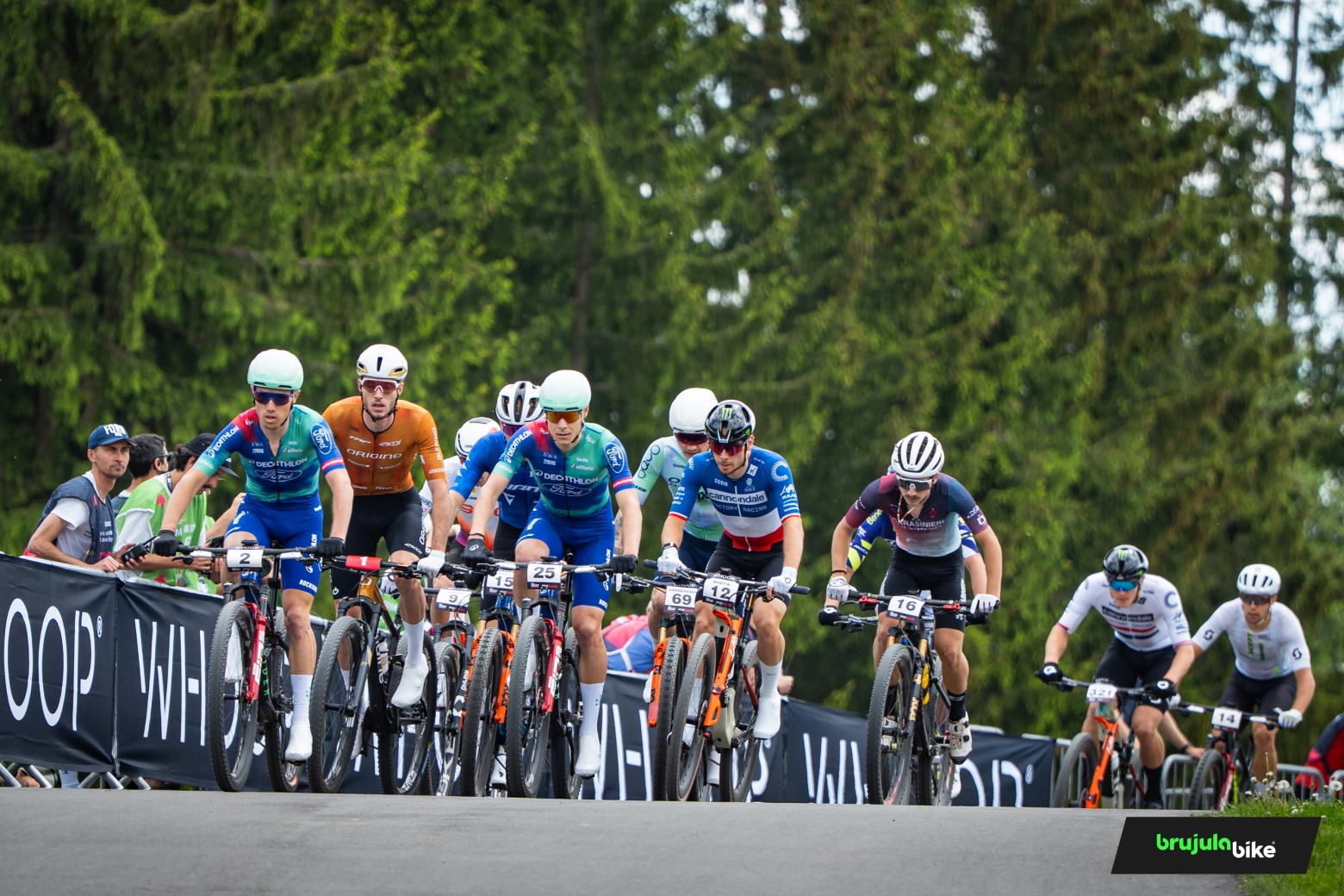 Mathis Azzaro fulmina a Tom Pidcock en el Short Track de Nove Mesto