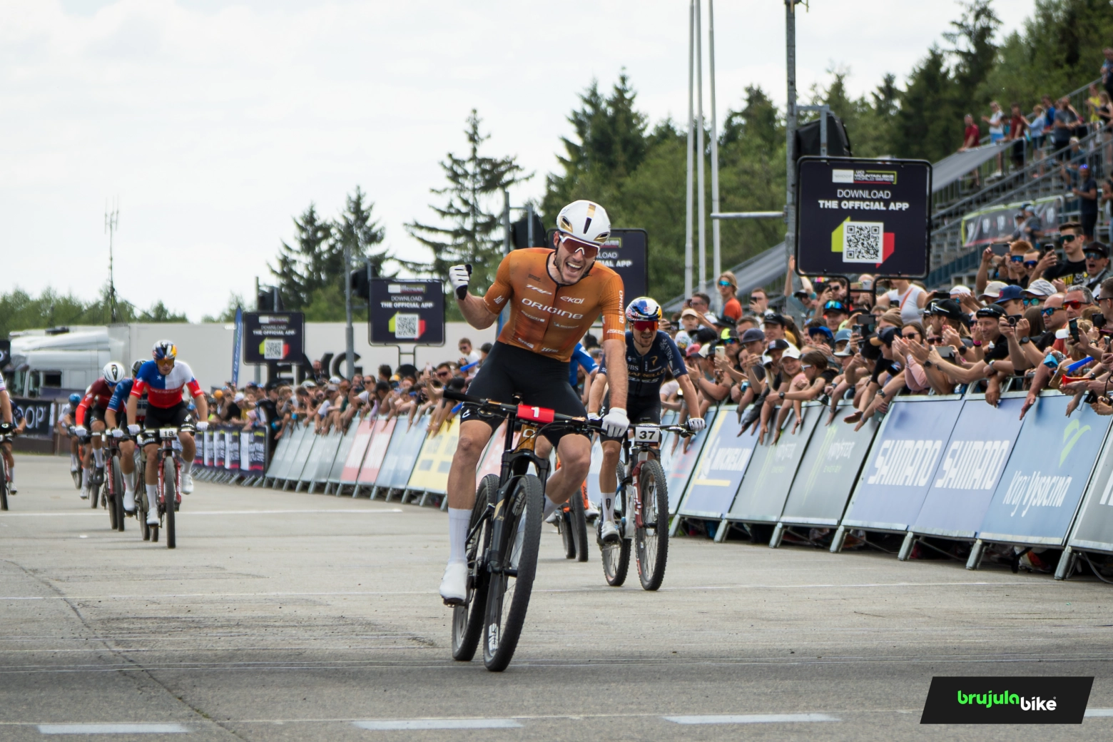 Mathis Azzaro fulmina a Tom Pidcock en el Short Track de Nove Mesto