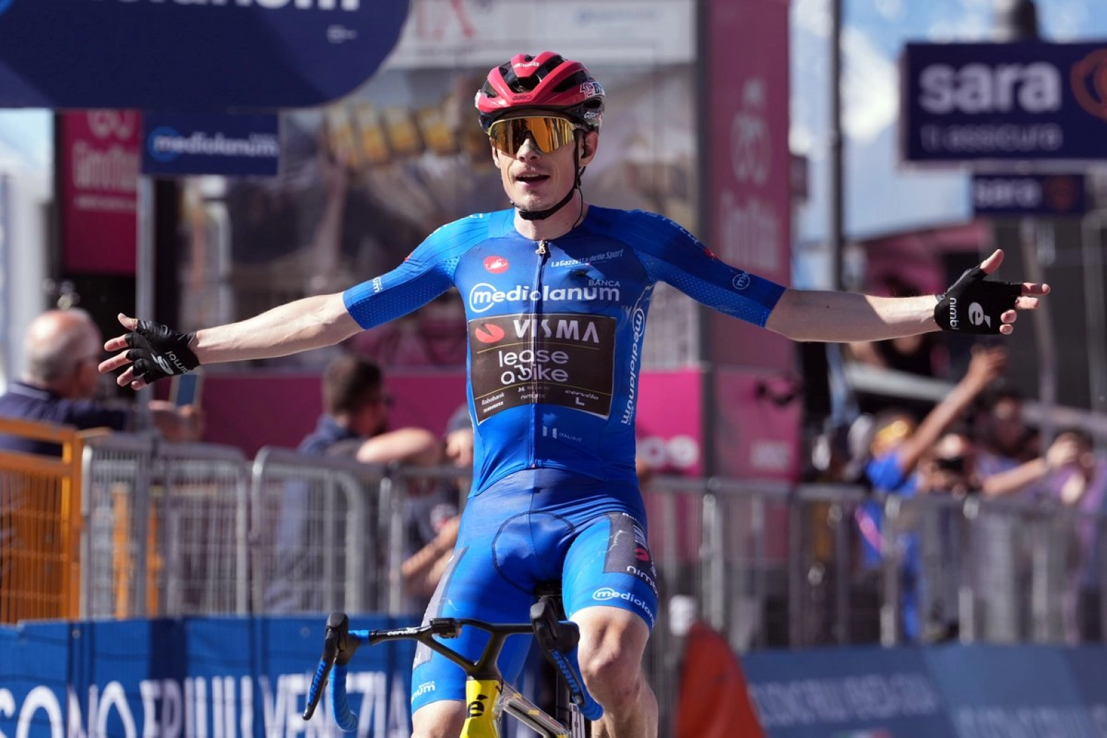 Vingegaard pulveriza a sus rivales en Pila y toma el mando del Giro