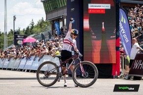 Laura Stigger shines in Nové Město and conquers the XCO World Cup after an impossible-to-respond attack