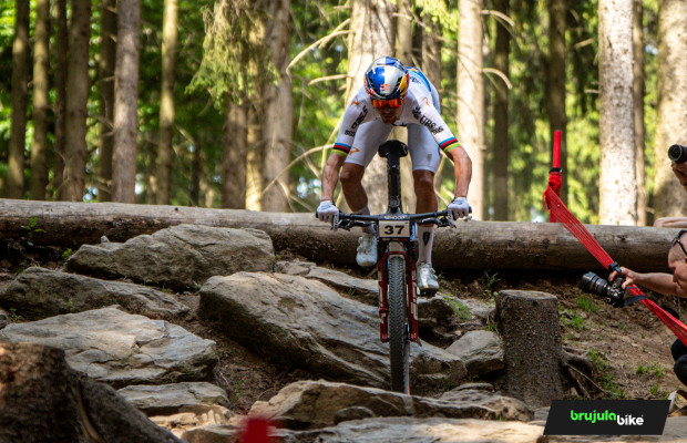 En directo el XCO de Nové Město con Tom Pidcock