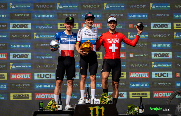 Tom Pidcock remporte la Coupe du Monde XCO de Nové Město et égalise le record de victoires de Nino Schurter
