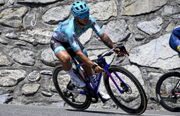Expulsado del Giro y multado tras un cabezazo en el sprint final de Milán