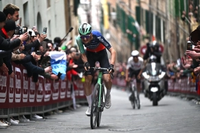 Why modern cyclists are spending less and less time standing while climbing