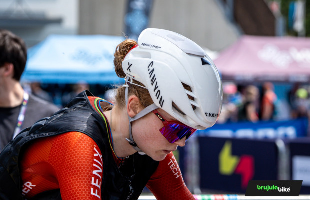 Por que a maioria dos ciclistas usa óculos por fora do capacete?