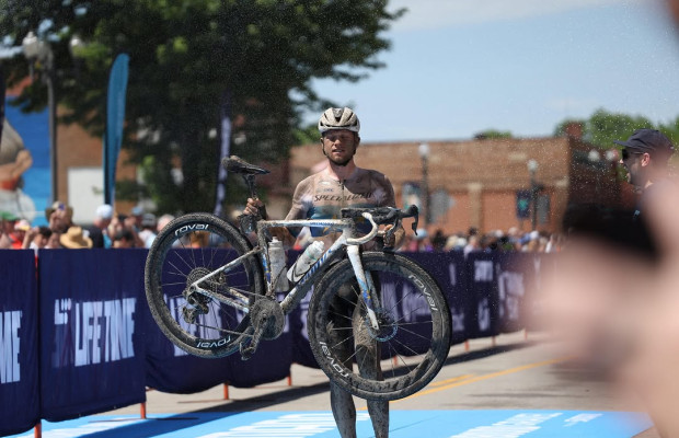 Mads Wurtz gana y la nueva Specialized Crux 5 arrasa en Unbound Gravel con victoria y podio completo