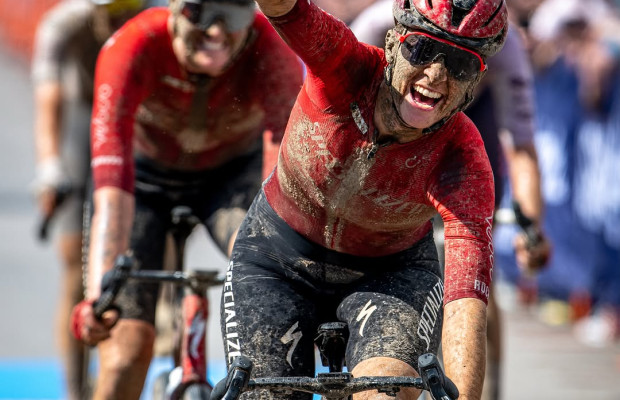 Sofía Gómez gana al sprint la Unbound Gravel 200 tras más de 10 horas de carrera