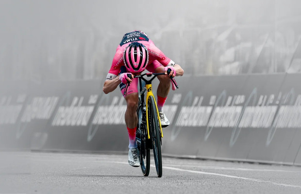 Pourquoi Jonas Vingegaard embrasse-t-il son guidon ?