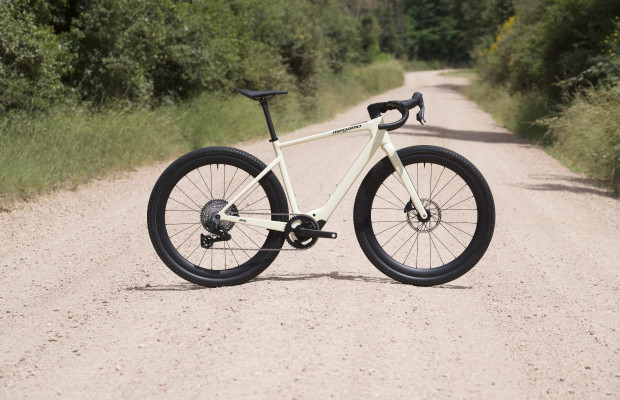A nova Megamo Along quebra os limites do e-gravel: design de corrida, 130 Nm, 600 Wh e um quadro de 1.300 g
