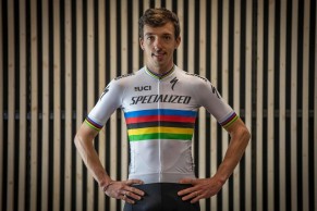 Jordan Sarrou se lleva el maillot arcoíris al Specialized Factory Racing