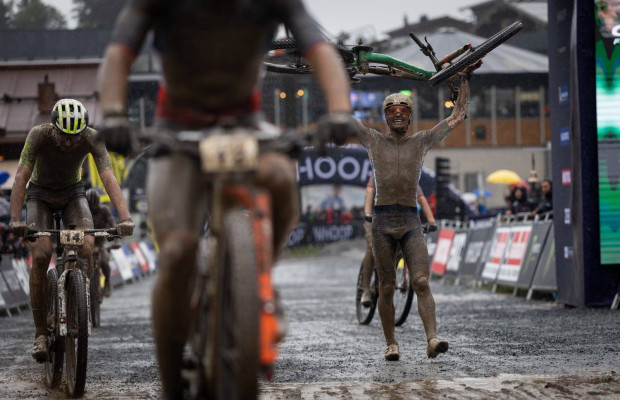 Barro, chuva e espetáculo: Andreasseni vence um Short Track em Leogang cheio de quedas