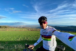 Jordan Sarrou se lleva el maillot arcoíris al Specialized Factory Racing